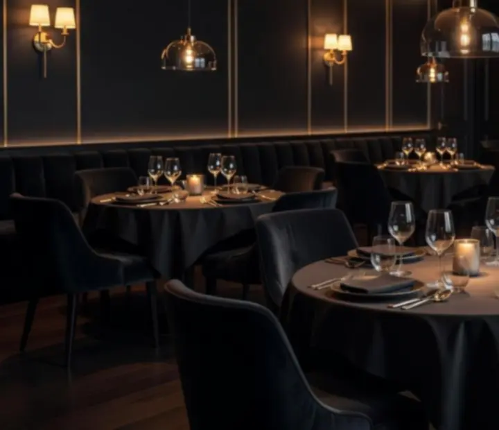 Večerná reštauračná atmosféra Noble Gala s noblesným prestieraním